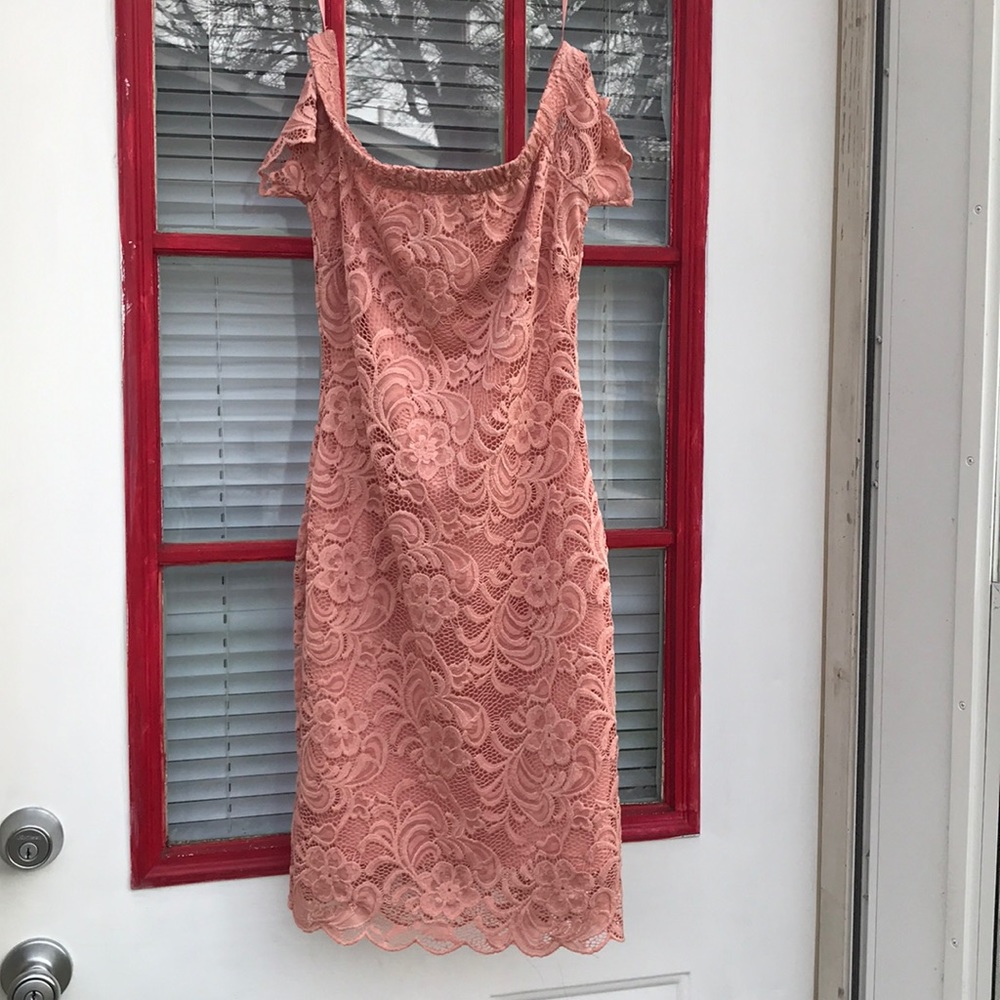 Cute strapless dress!